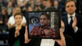 2019年12月18日欧洲议会萨哈罗夫奖颁奖典礼上土赫提的女儿手举父亲的肖像