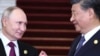2023年10月17日，俄罗斯总统普京和中国国家主席习近平在中国北京举行的“一带一路”国际合作高峰论坛期间交谈。（美联社照片）