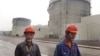 资料照：两名工人走过上海西南方125公里处的秦山核电站。（2005年6月10日）