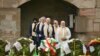 2023年9月10日星期日，美国总统拜登(前排左)、印度总理莫迪(前排右)以及其他G20 领导人抵达印度新德里的圣雄甘地纪念馆，向甘地纪念碑致敬。 美联社照片