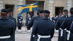 资料照片: 2024年2月24日瑞典军人在斯德哥尔摩皇宫庭院参加卫兵换岗仪式