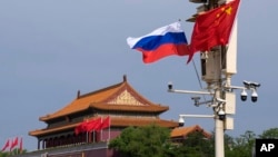 俄罗斯与中国的国旗在天安门附近飘扬，迎接俄罗斯总统普京的来访。(2024年5月16日)
