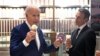 美国总统拜登2024年2月26日在光顾纽约市一家冰激淋店时回答了记者有关以哈停火谈判的提问。（法新社）