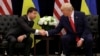 特朗普星期五表示已经与泽连斯基进行了一次“非常好的通话”，并承诺将通过谈判结束基辅与莫斯科之间的战争。图为2019年9月联合国大会期间两人在纽约首次会面。(美联社)