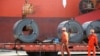 江苏省连云港的工人在向货轮上装运出口钢材。（2020年5月27日）