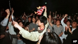 1999年5月8日，在中国驻南斯拉夫大使馆被北约轰炸之后，北京的学生在美国驻华使馆外面焚烧美国国旗。