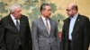 中国外长王毅在北京钓鱼台国宾馆同哈马斯和法塔赫派别的高级代表交谈。(2023年7月23日)