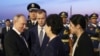 资料照片：2024年5月16日，俄罗斯总统普京在抵达北京首都国际机场时与中国国务委员谌贻琴（右二）握手。（美联社照片）
