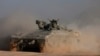 以色列一辆装甲运兵车在加沙地带的边境地区行动。(2024年7月17日)