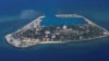 资料照：鸟瞰位于斯普拉特利群岛（中国称为南沙群岛）的越南称作双子西岛，中国称作南子岛的岛礁。（2017年4月21日）