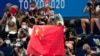 巴黎奥运会前夕，多名西方游泳运动员针对深陷兴奋剂丑闻的中国队提出质疑。图为东京奥运会泳池畔观众持五星旗为中国游泳运动员加油。