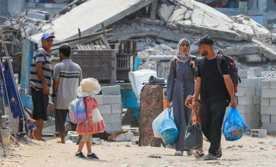 Una familia camina por las dañadas calles de Gaza.