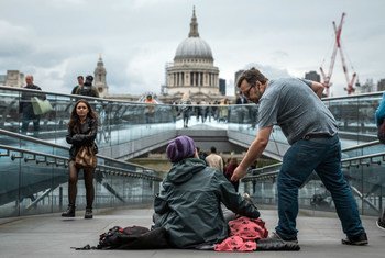 Una mujer sin hogar pide dinero en el centro de Londres (Reino Unido)