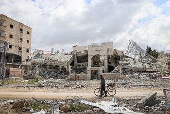 Jan Yunis yace en ruinas tras la retirada de las fuerzas israelíes.