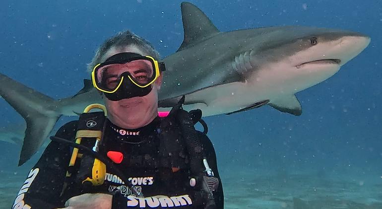 联合国环境规划署项目管理官员格里姆斯迪奇（Gabriel Grimsditch）在巴哈马与加勒比海礁鲨一起潜水。