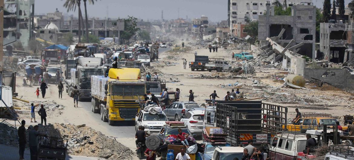 في أعقاب أوامر النقل الإسرائيلية، يأخذ الفلسطينيون أكبر قدر ممكن من ممتلكاتهم للانتقال إلى مكان جديد. لا يوجد مكان آمن في غزة.