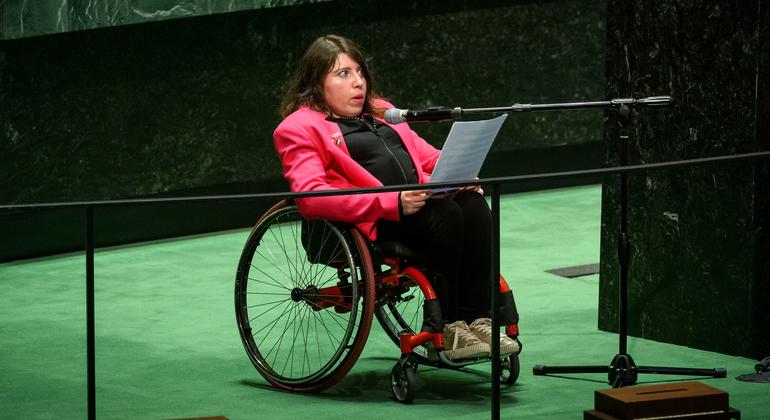 خديجة جلولي، ممثلة الشباب من تونس، تتحدث أمام مؤتمر الدول الأطراف في اتفاقية حقوق الأشخاص ذوي الإعاقة.
