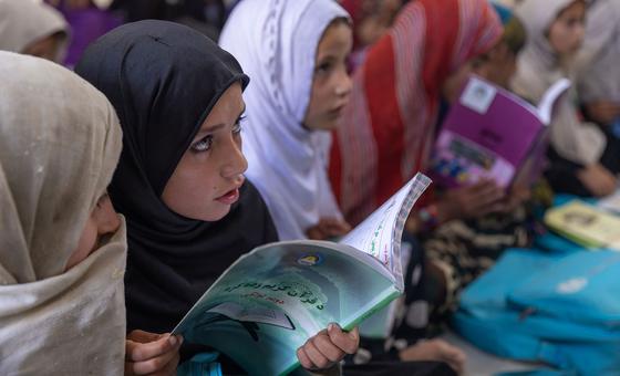 Meninas estudam numa escola apoiada pela Unicef na província de Paktika, Afeganistão (arquivo)