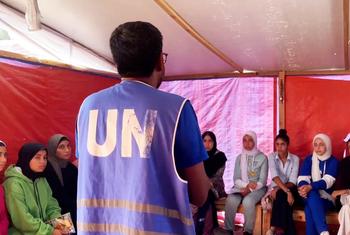 Ajith Sunghay, director de la Oficina del Alto Comisionado de las Naciones Unidas para los Derechos Humanos en los Territorios Palestinos conversó con jóvenes estudiantes palestinas en Gaza. 