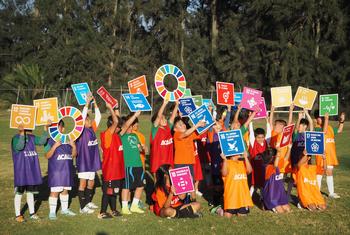 Niñas y niños del pueblo de Xochimilco cargan los Objetivos de Desarrollo Sostenible luego de su entrenamiento de futbol en el Club Acalli, en Xochimilco, Ciudad de México. (Archivo)