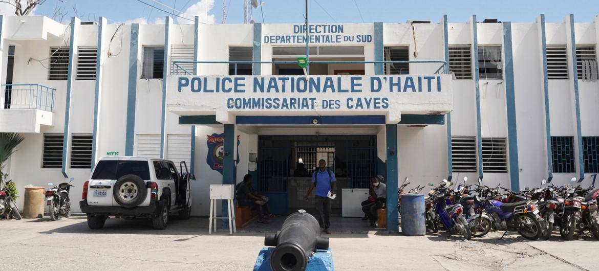 A Polícia Nacional Haitiana precisa ser fortalecida para poder responder aos enormes desafios que enfrenta, segundo a ONU