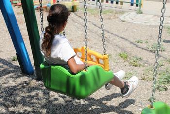 Niña en un parque en el norte de Macedonia.