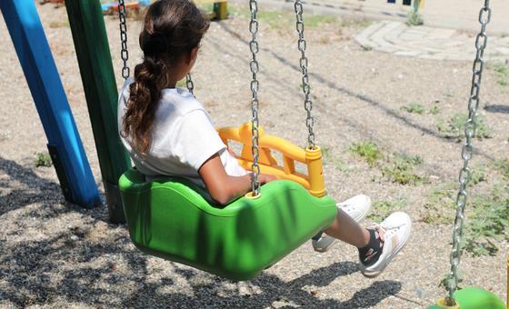 Niña en un parque en el norte de Macedonia.