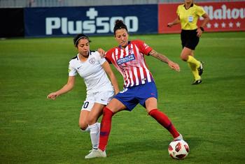 ARCHIVO: La futbolista española Jennifer Hermoso (derecha) juega con el Atlético de Madrid en 2018.