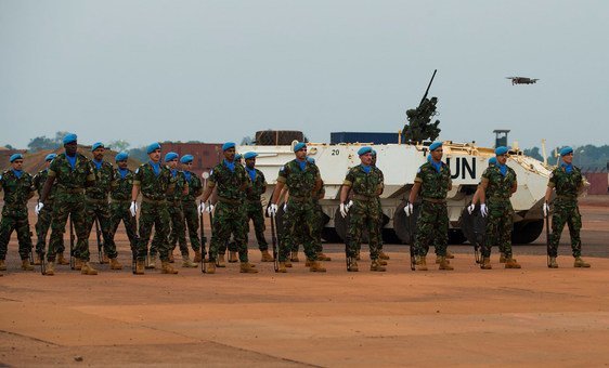 Soldados de paz em formatura de guarda de honra na base da Minusca em Bangui, na República Centro-Africana 