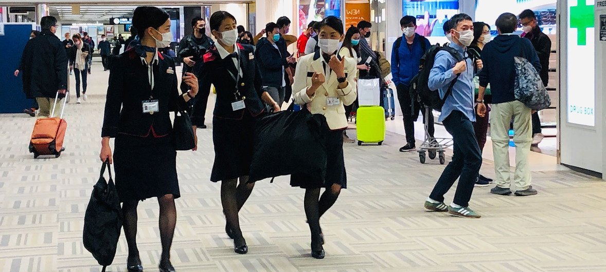 Personas con tapabocas para protegerse del coronavirus en en el aeropuerto Narita, de Tokio, Japón-