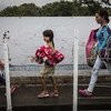 Refugiados y migrantes venezolanos cruzan a pie el puente Simón Bolívar, uno de los 7 cruces legales en la frontera entre Venezuela y Colombia