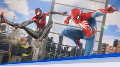 Spider-Man und Miles Morales, die an Netzen schwingen