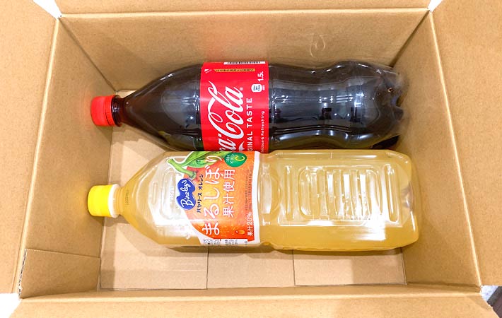Ａ４梱包ダンボール箱に１.５リットルのペットボトルを２本入れてみた状態