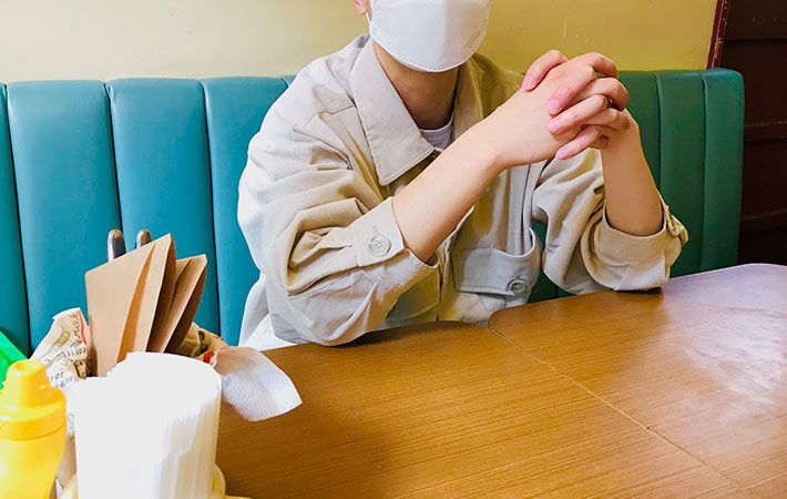 超撥水２WAYシェフジャケットを着てハンバーガーショップで休憩している
