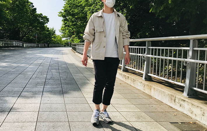 超撥水２WAYシェフジャケットを着て公園の遊歩道を歩いている
