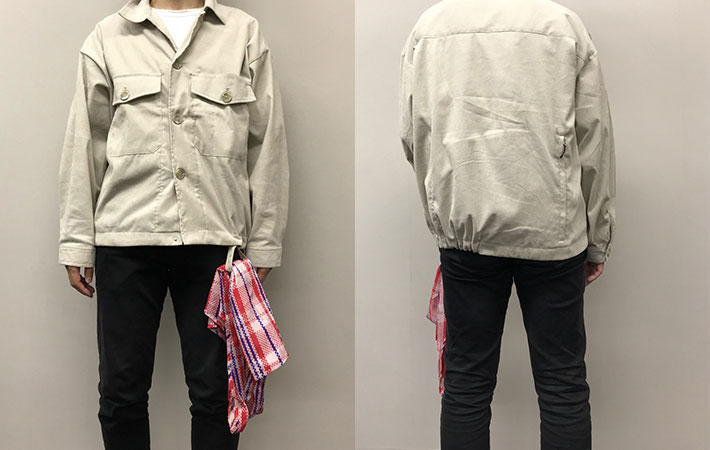超撥水２WAYシェフジャケットのアジャスターループをエコバックハンガーにしている