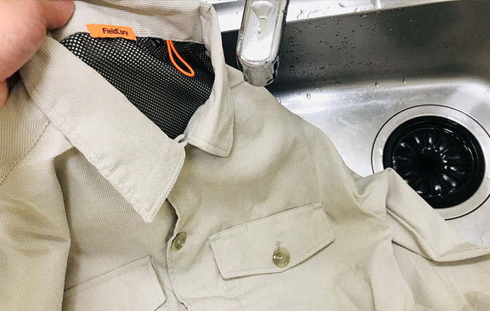 超撥水２WAYシェフジャケットを台所の流しに置いている