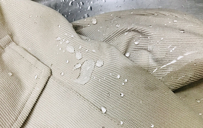 超撥水２WAYシェフジャケットの生地が水を弾いている