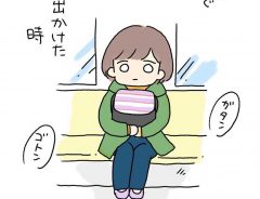 電車で座っている女性　ポンポンとあやしているのは…？