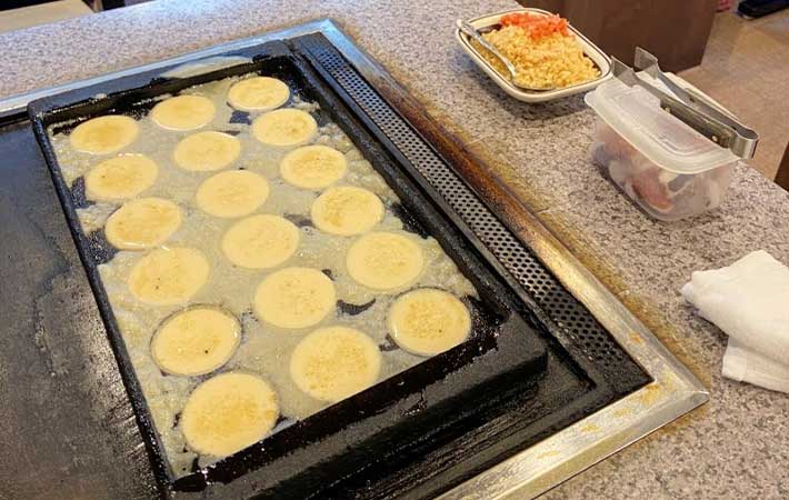 たこ焼きを作る写真