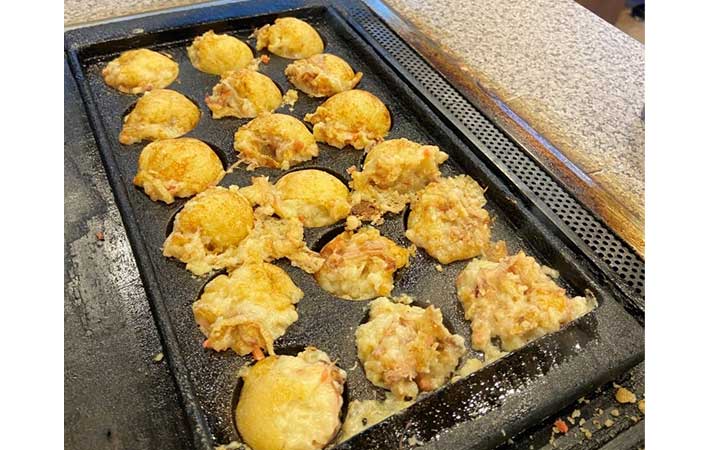 たこ焼きを作る写真