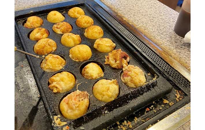 たこ焼きを作る写真