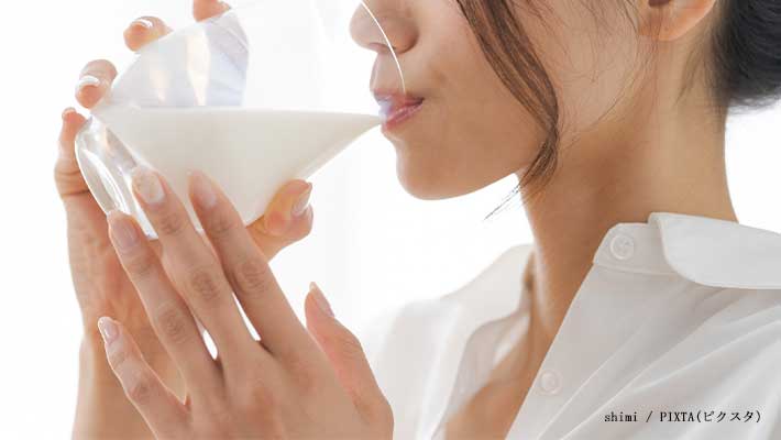 牛乳飲む人の写真