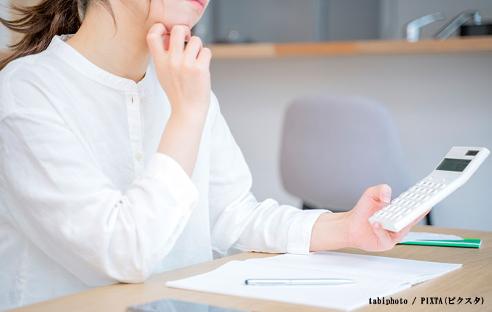 家計簿をつける女性の写真