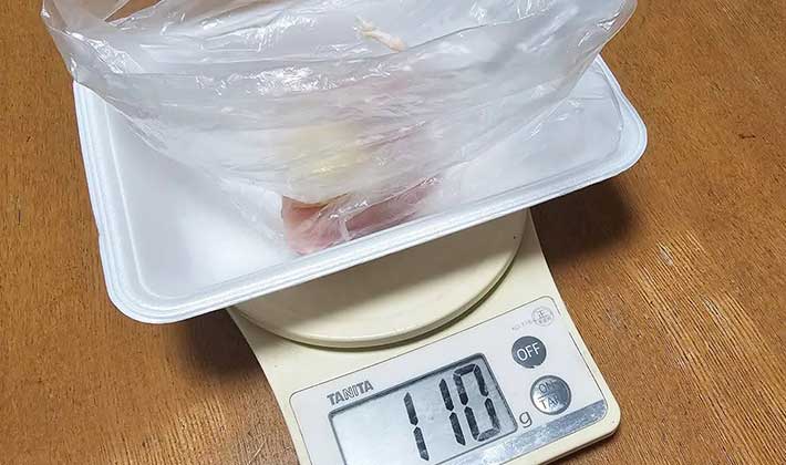 鶏むね肉に塩麹を足した重さが１１０ｇになっている写真