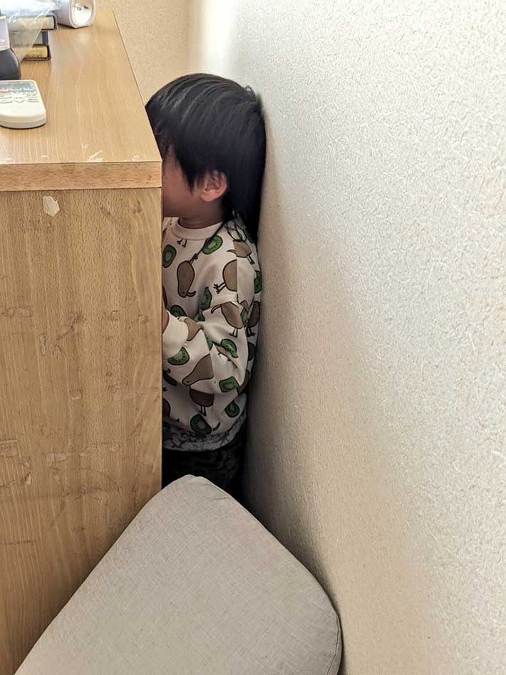 隙間に挟まる子供の写真