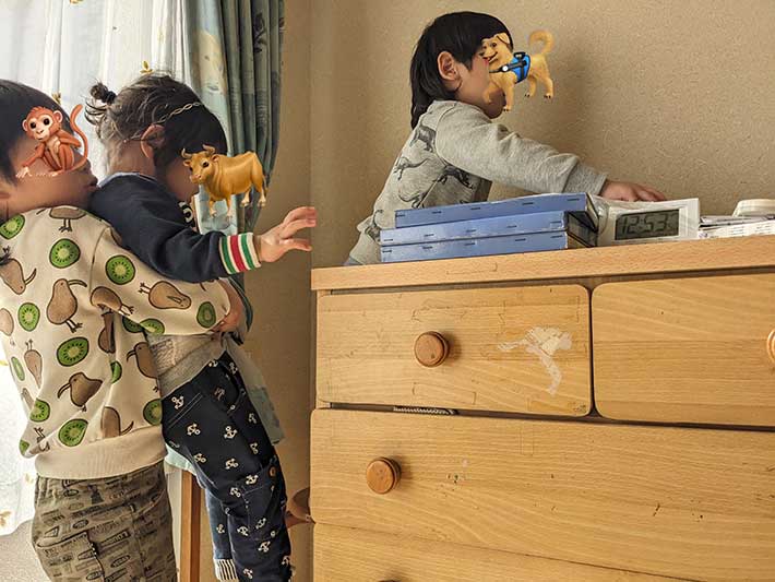 隙間に挟まる子供の写真