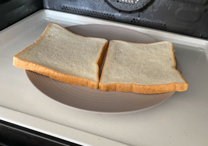 ２枚の食パンをレンジに入れた写真