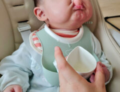 食事中の赤ちゃんの写真