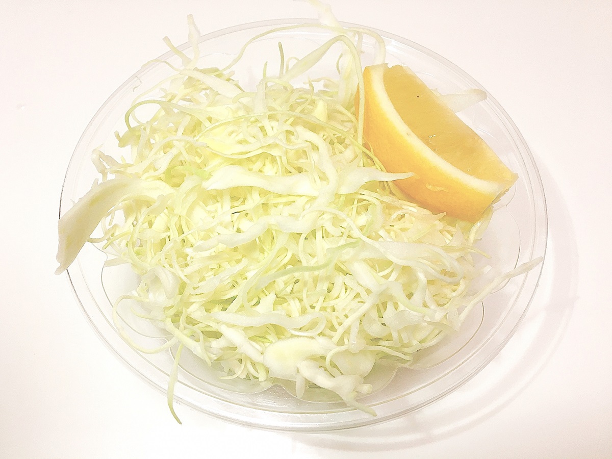 透明なお皿に盛られたキャベツの千切り